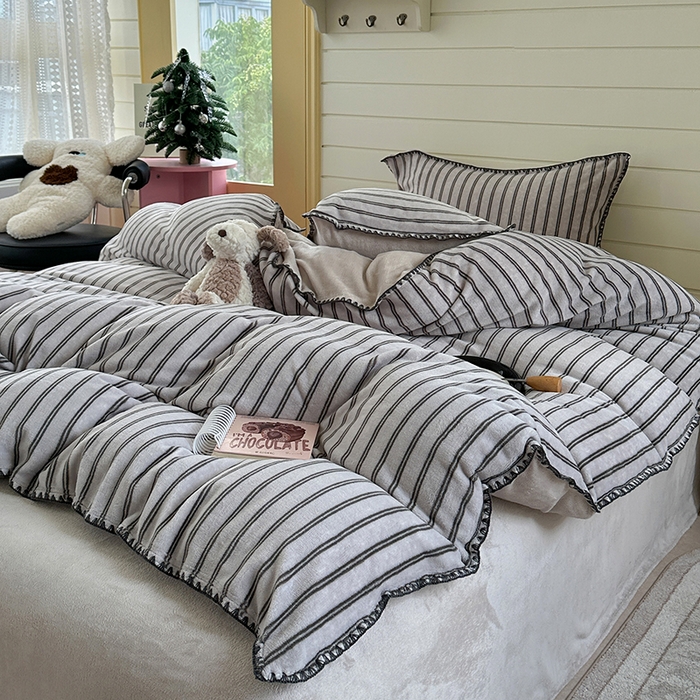 91家纺网 家纺一手货源 找家纺 三朵家纺 2025新款无印风三角针牛奶绒四件套 巴音布鲁灰