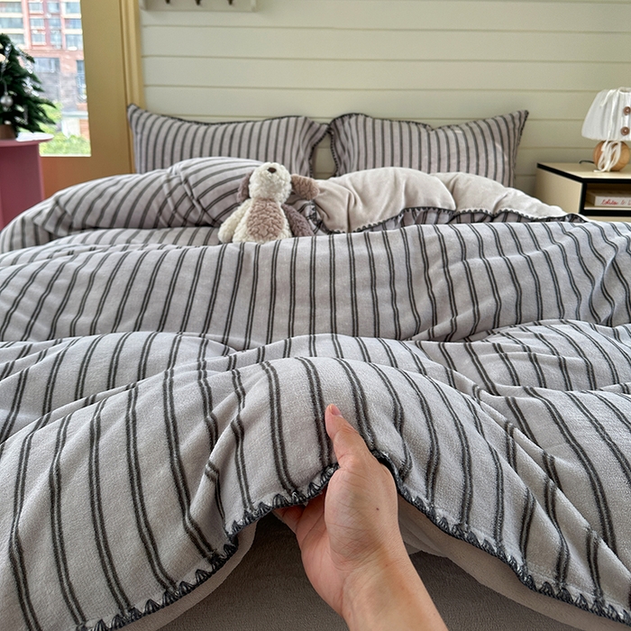 91家纺网 家纺一手货源 找家纺 三朵家纺 2025新款无印风三角针牛奶绒四件套 巴音布鲁灰