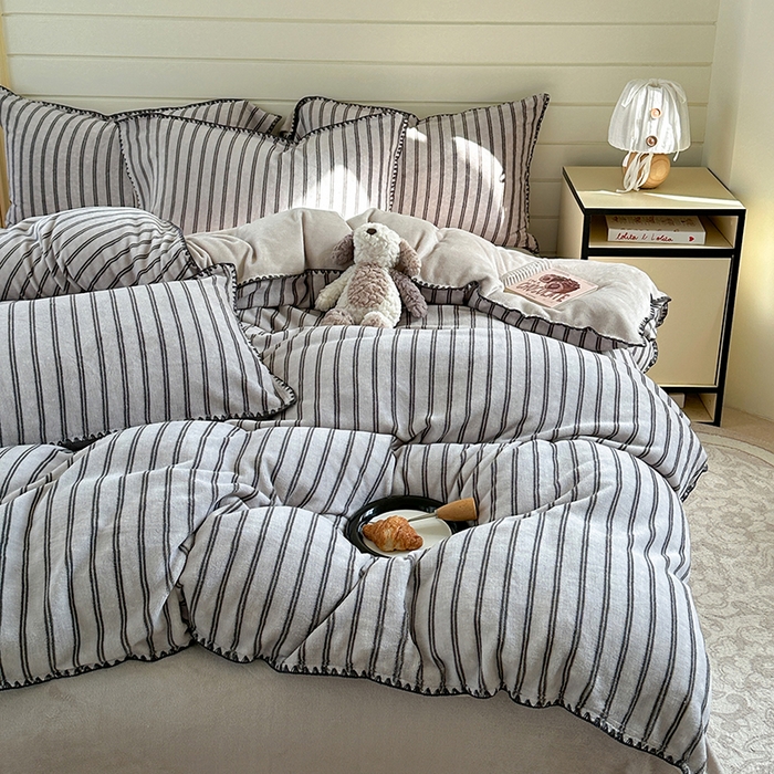 91家纺网 家纺一手货源 找家纺 三朵家纺 2025新款无印风三角针牛奶绒四件套 巴音布鲁灰