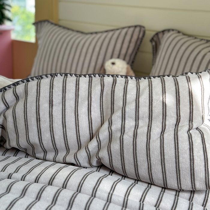 91家纺网 家纺一手货源 找家纺 三朵家纺 2025新款无印风三角针牛奶绒四件套 巴音布鲁灰