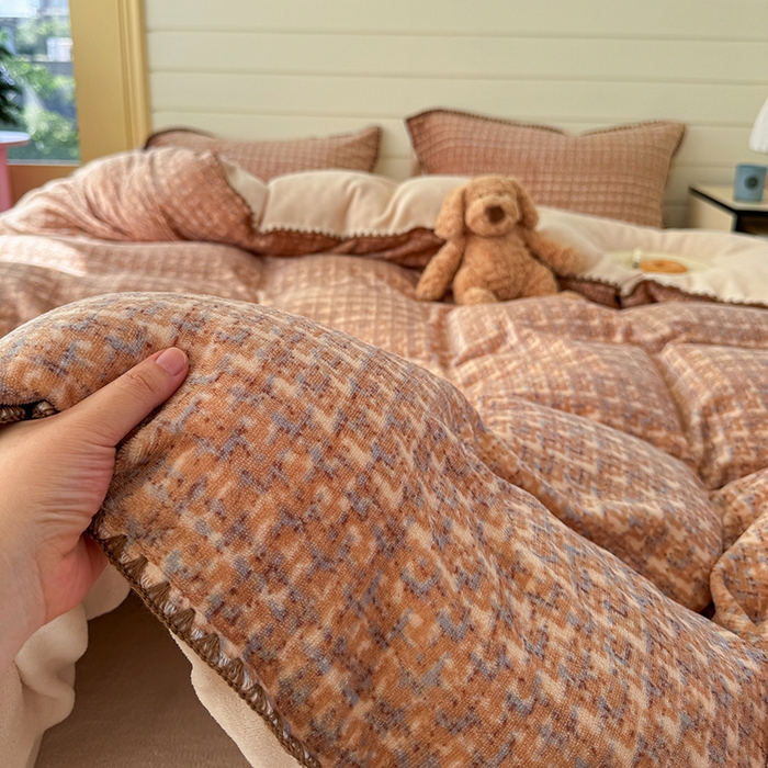 91家纺网 家纺一手货源 找家纺 三朵家纺 2025新款无印风三角针牛奶绒四件套 咖色小香