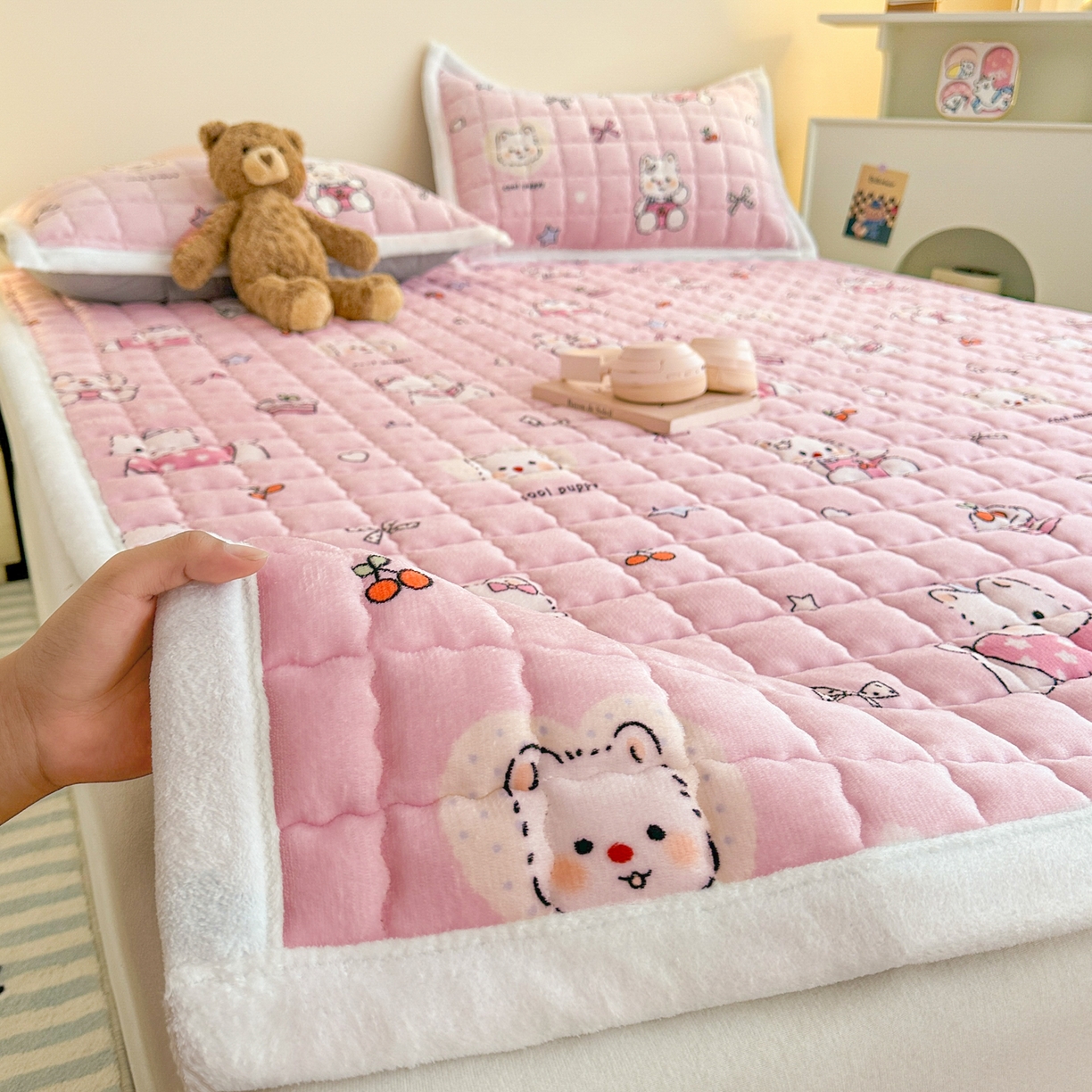 91家纺网 家纺一手货源 找家纺 川悦生活 2025新款A类印花牛奶绒床垫加厚绒保暖床床褥-大床图 床垫茶派小狗