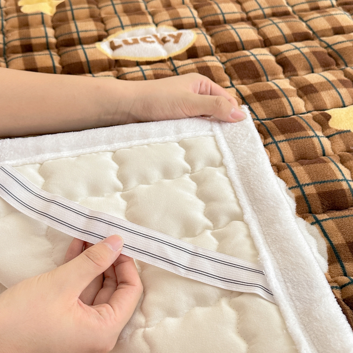 91家纺网 家纺一手货源 找家纺 川悦生活 2025新款A类印花牛奶绒床垫加厚绒保暖床床褥-大床图 床垫茶酥小熊