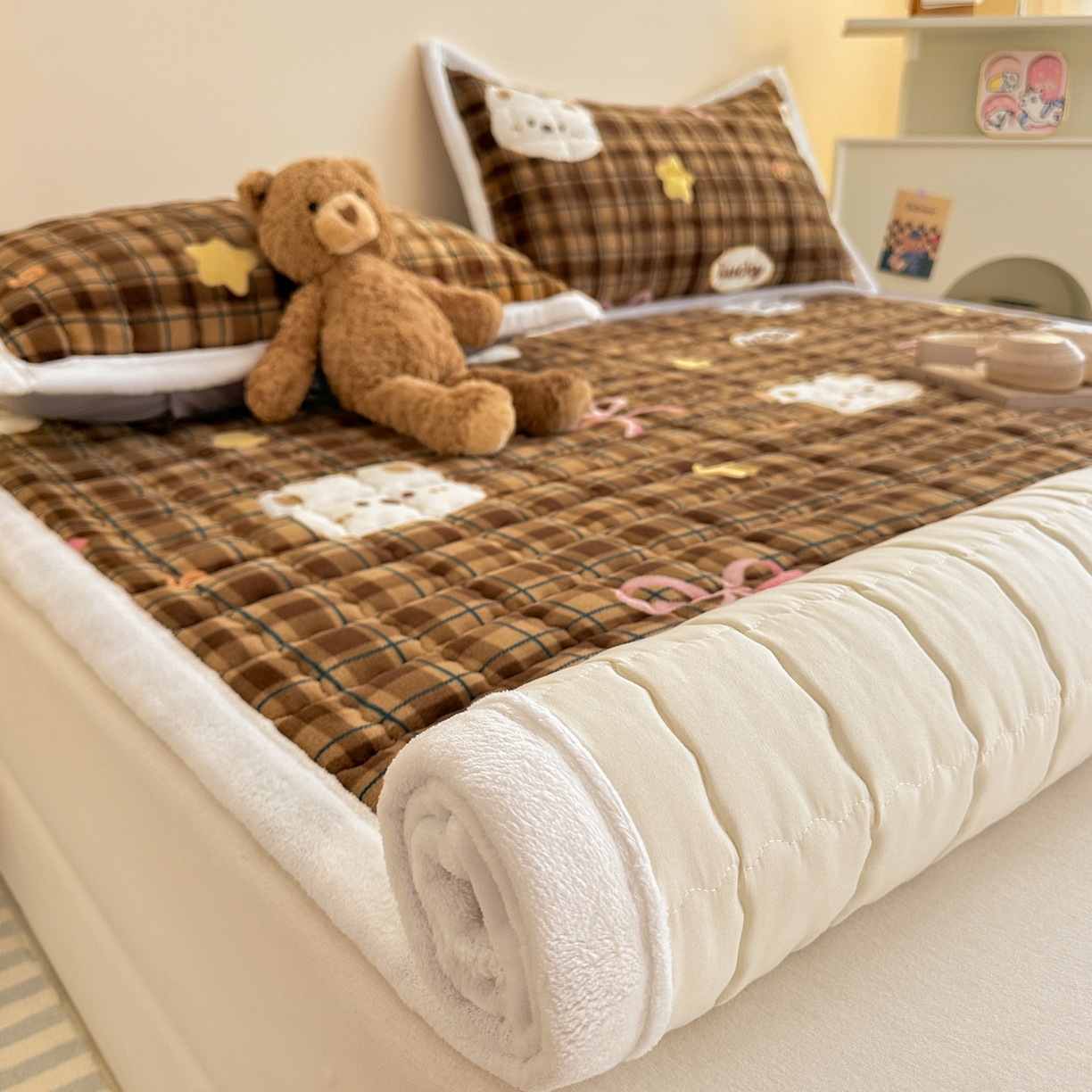 91家纺网 家纺一手货源 找家纺 川悦生活 2025新款A类印花牛奶绒床垫加厚绒保暖床床褥-大床图 床垫茶酥小熊