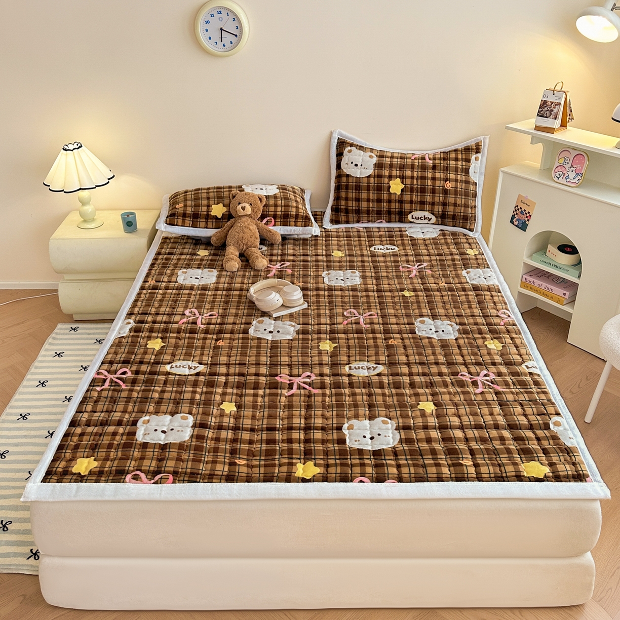 91家纺网 家纺一手货源 找家纺 川悦生活 2025新款A类印花牛奶绒床垫加厚绒保暖床床褥-大床图 床垫茶酥小熊