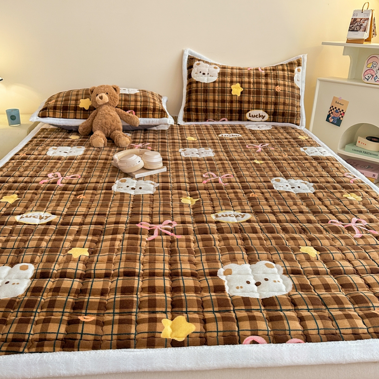 91家纺网 家纺一手货源 找家纺 川悦生活 2025新款A类印花牛奶绒床垫加厚绒保暖床床褥-大床图 床垫茶酥小熊