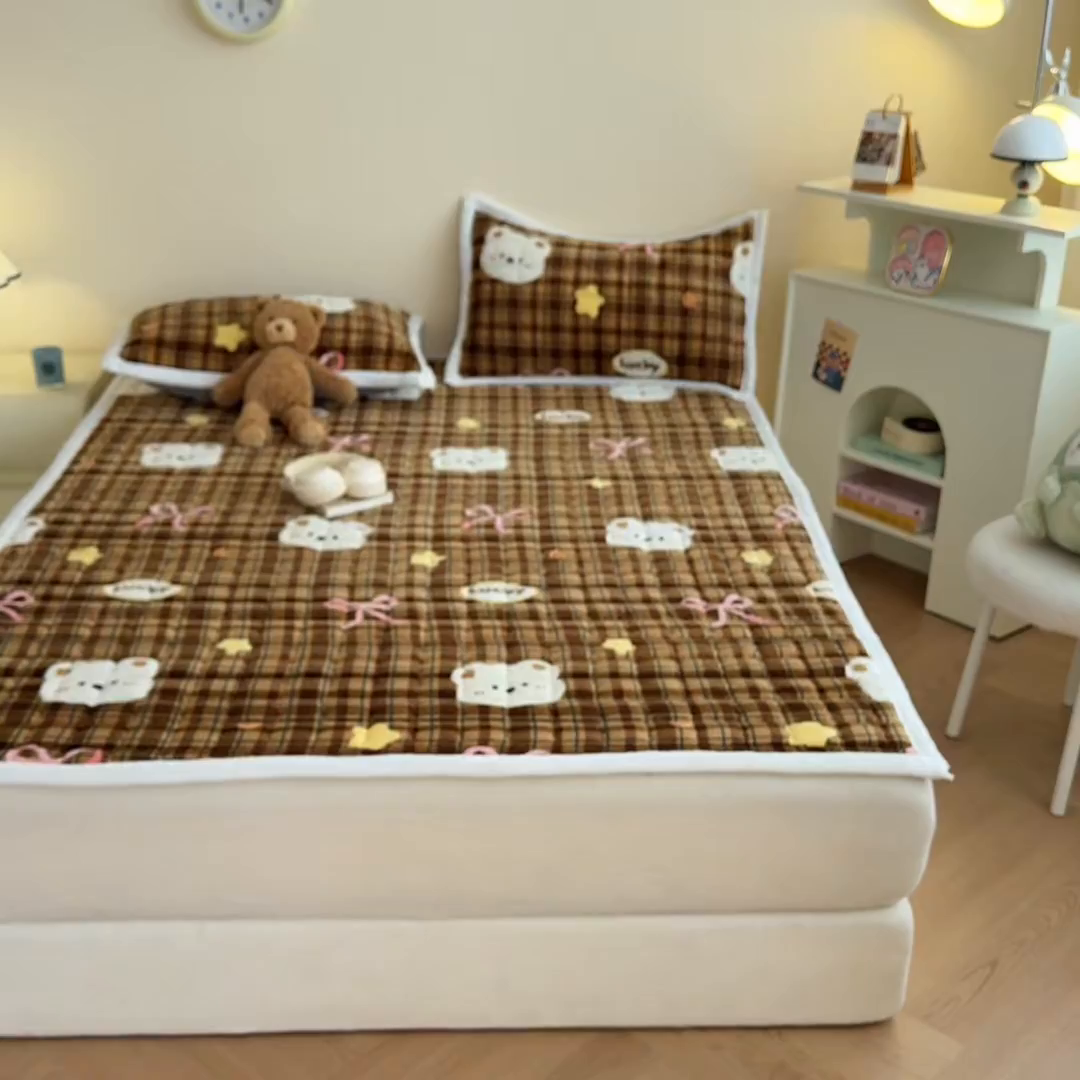 91家纺网 家纺一手货源 找家纺 川悦生活 2025新款A类印花牛奶绒床垫加厚绒保暖床床褥-大床图 床垫茶酥小熊