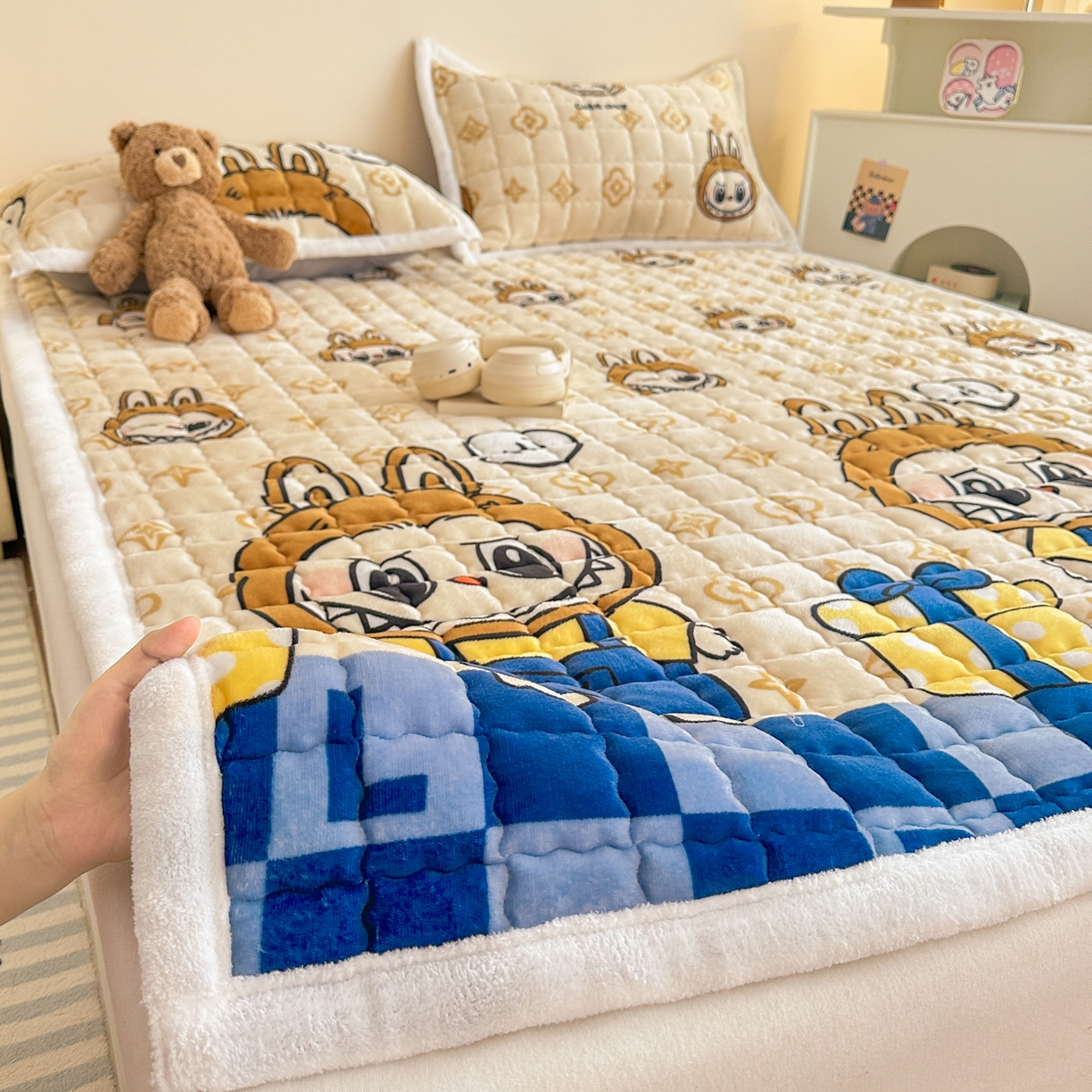 91家纺网 家纺一手货源 找家纺 川悦生活 2025新款A类印花牛奶绒床垫加厚绒保暖床床褥-大床图 床垫怪兽小礼物