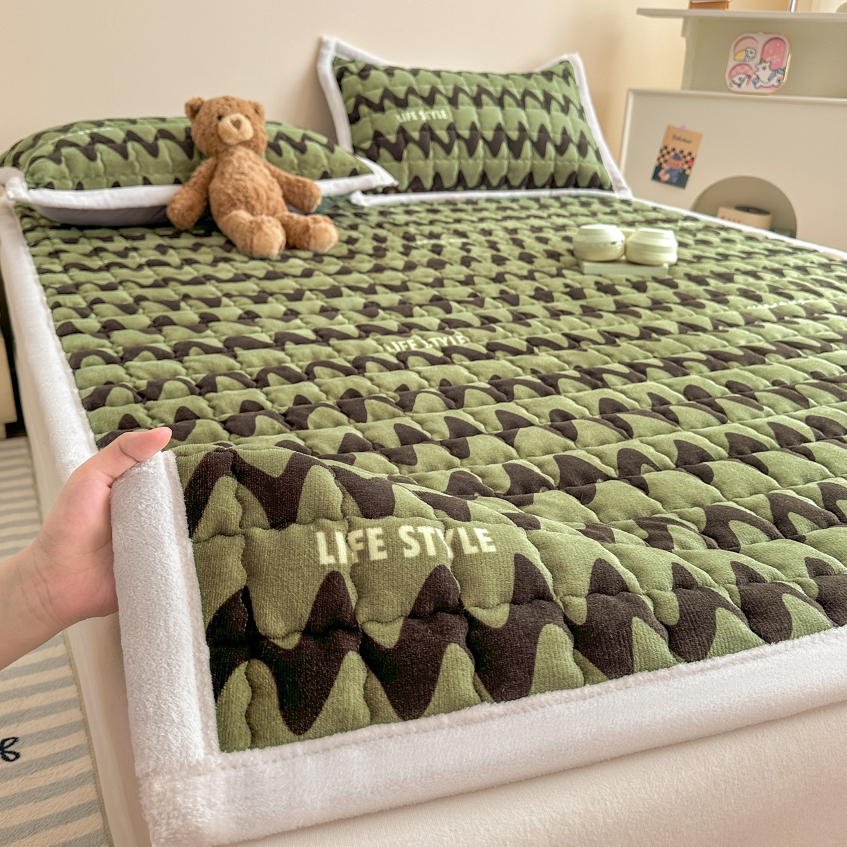 91家纺网 家纺一手货源 找家纺 川悦生活 2025新款A类印花牛奶绒床垫加厚绒保暖床床褥-大床图 床垫简-轻咖