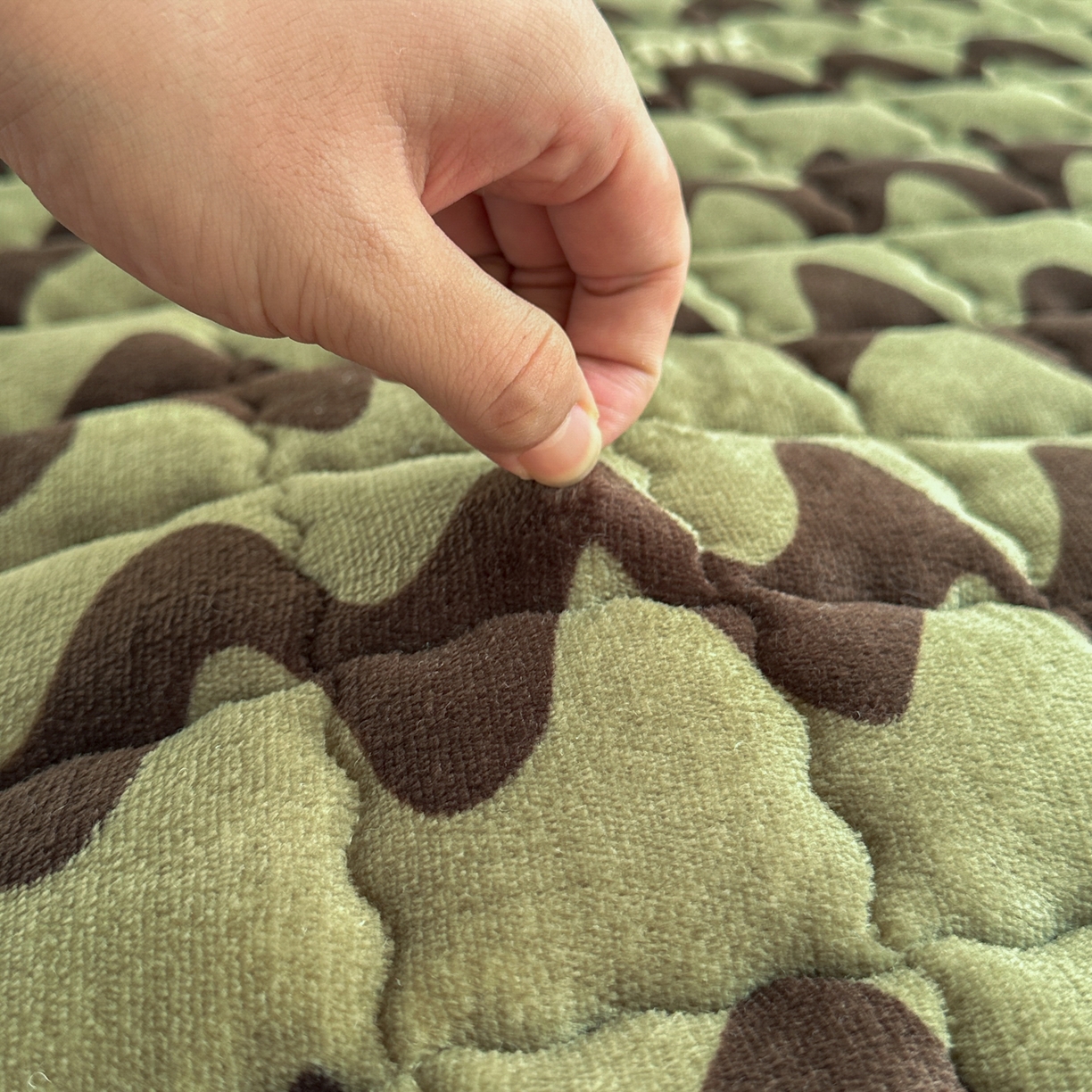 91家纺网 家纺一手货源 找家纺 川悦生活 2025新款A类印花牛奶绒床垫加厚绒保暖床床褥-大床图 床垫简-轻咖