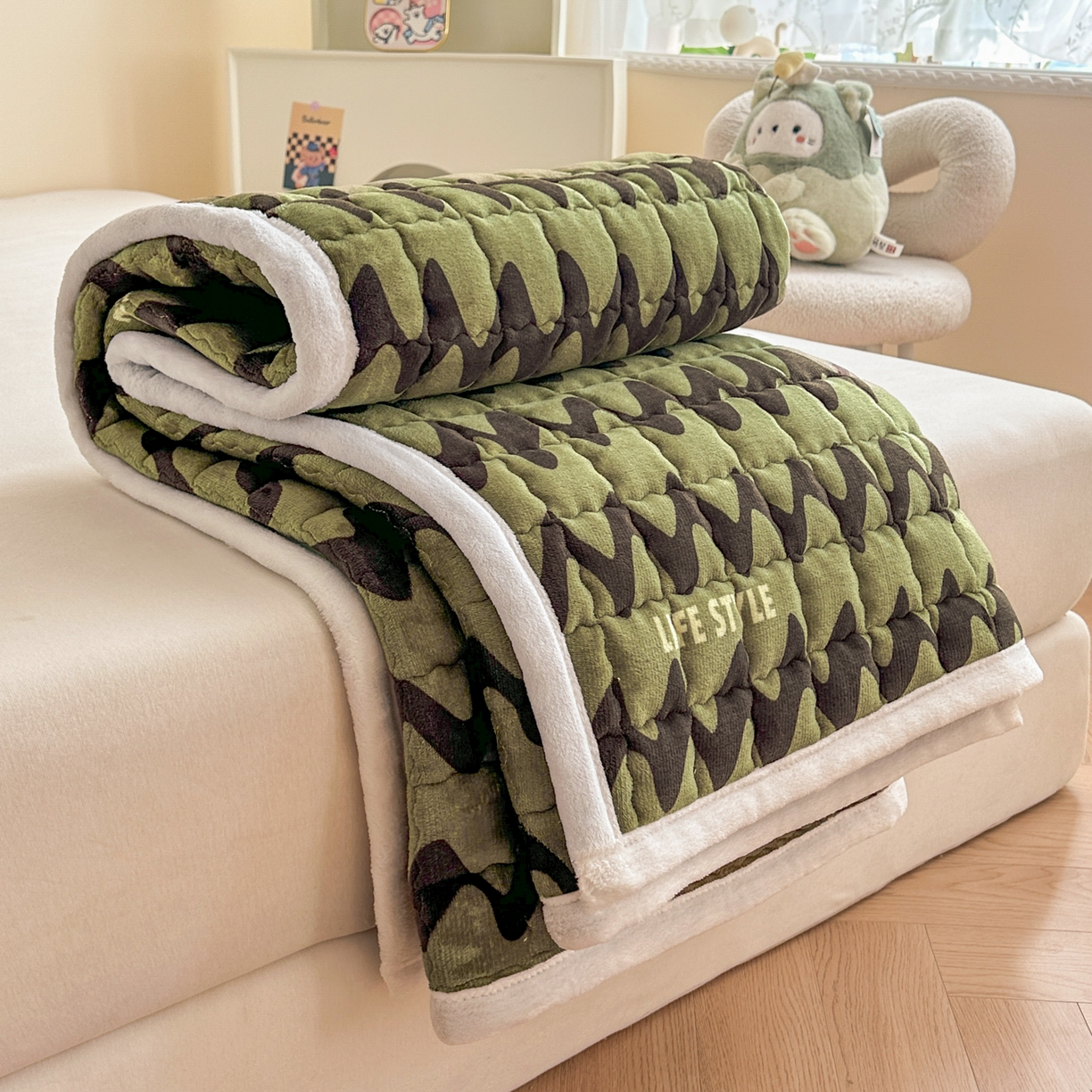 91家纺网 家纺一手货源 找家纺 川悦生活 2025新款A类印花牛奶绒床垫加厚绒保暖床床褥-大床图 床垫简-轻咖