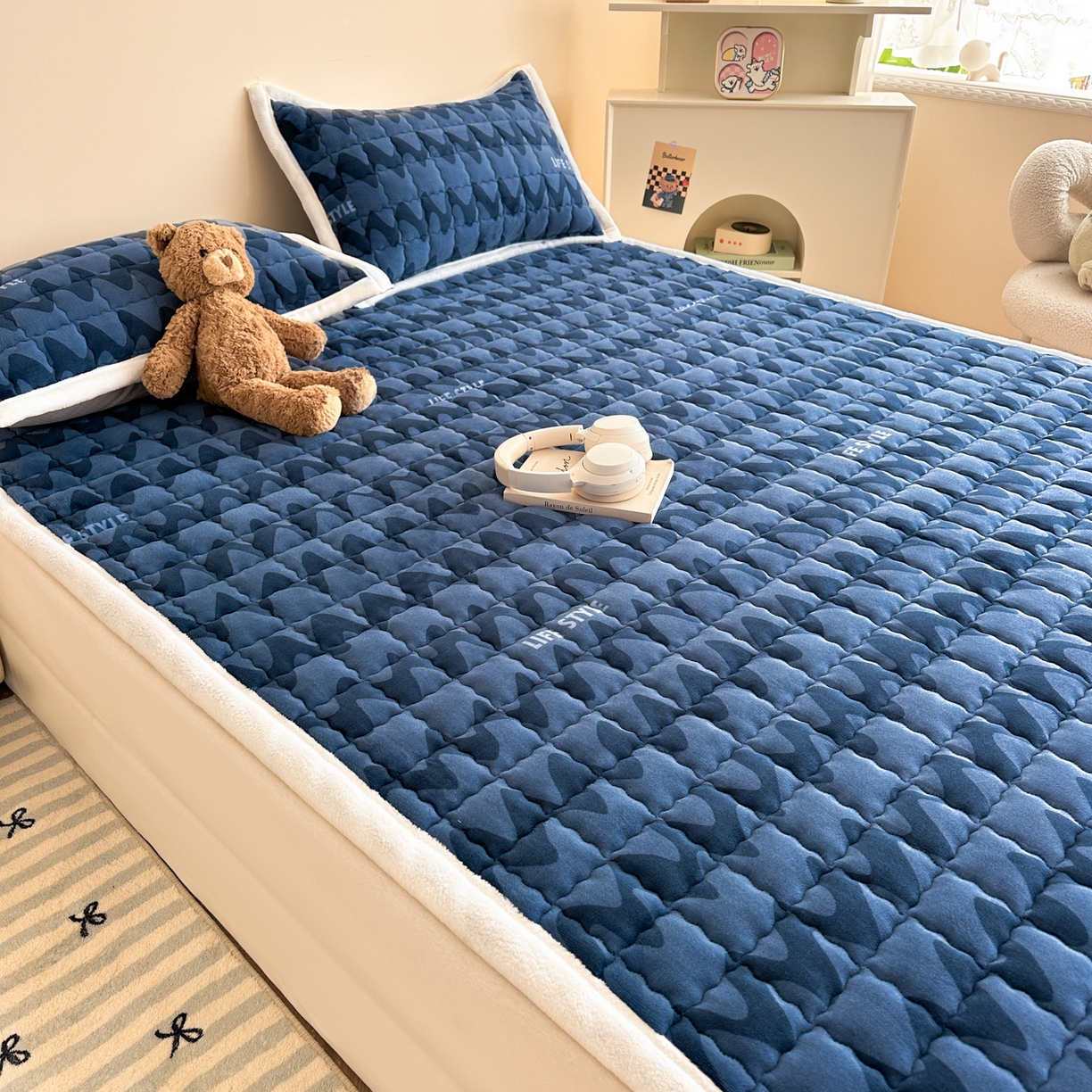 91家纺网 家纺一手货源 找家纺 川悦生活 2025新款A类印花牛奶绒床垫加厚绒保暖床床褥-大床图 床垫简-轻蓝