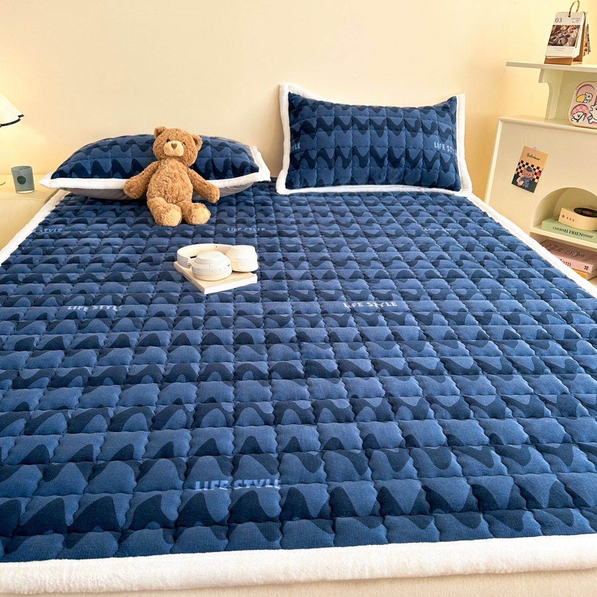 91家纺网 家纺一手货源 找家纺 川悦生活 2025新款A类印花牛奶绒床垫加厚绒保暖床床褥-大床图 床垫简-轻蓝