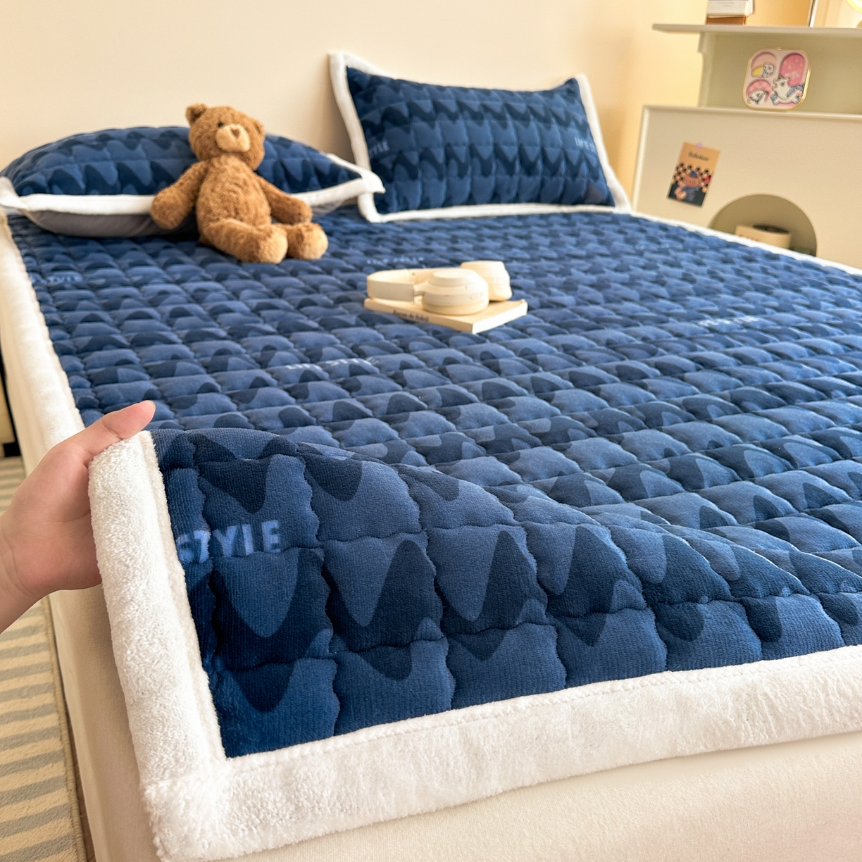 91家纺网 家纺一手货源 找家纺 川悦生活 2025新款A类印花牛奶绒床垫加厚绒保暖床床褥-大床图 床垫简-轻蓝