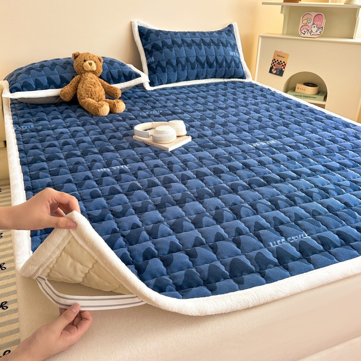 91家纺网 家纺一手货源 找家纺 川悦生活 2025新款A类印花牛奶绒床垫加厚绒保暖床床褥-大床图 床垫简-轻蓝