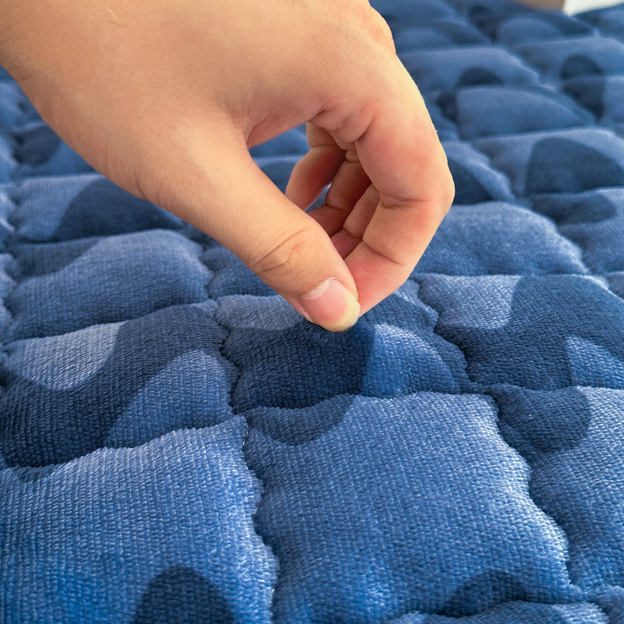 91家纺网 家纺一手货源 找家纺 川悦生活 2025新款A类印花牛奶绒床垫加厚绒保暖床床褥-大床图 床垫简-轻蓝