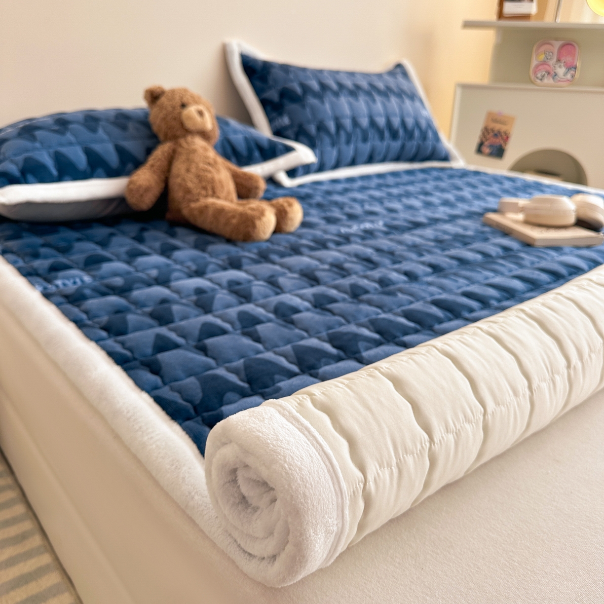 91家纺网 家纺一手货源 找家纺 川悦生活 2025新款A类印花牛奶绒床垫加厚绒保暖床床褥-大床图 床垫简-轻蓝