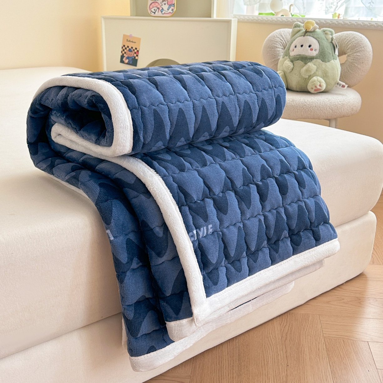 91家纺网 家纺一手货源 找家纺 川悦生活 2025新款A类印花牛奶绒床垫加厚绒保暖床床褥-大床图 床垫简-轻蓝