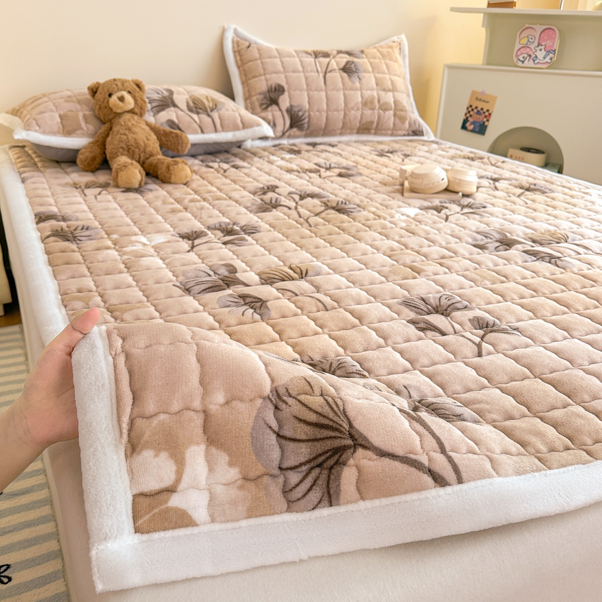 91家纺网 家纺一手货源 找家纺 川悦生活 2025新款A类印花牛奶绒床垫加厚绒保暖床床褥-大床图 床垫净色青睐