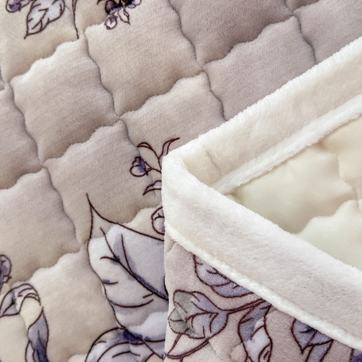 91家纺网 家纺一手货源 找家纺 川悦生活 2025新款A类印花牛奶绒床垫加厚绒保暖床床褥-大床图 床垫浅予花禾