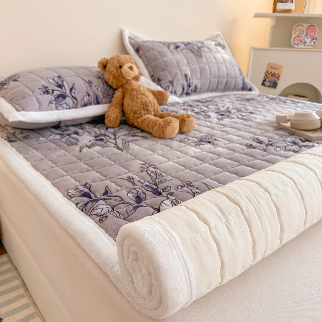 91家纺网 家纺一手货源 找家纺 川悦生活 2025新款A类印花牛奶绒床垫加厚绒保暖床床褥-大床图 床垫浅予花禾