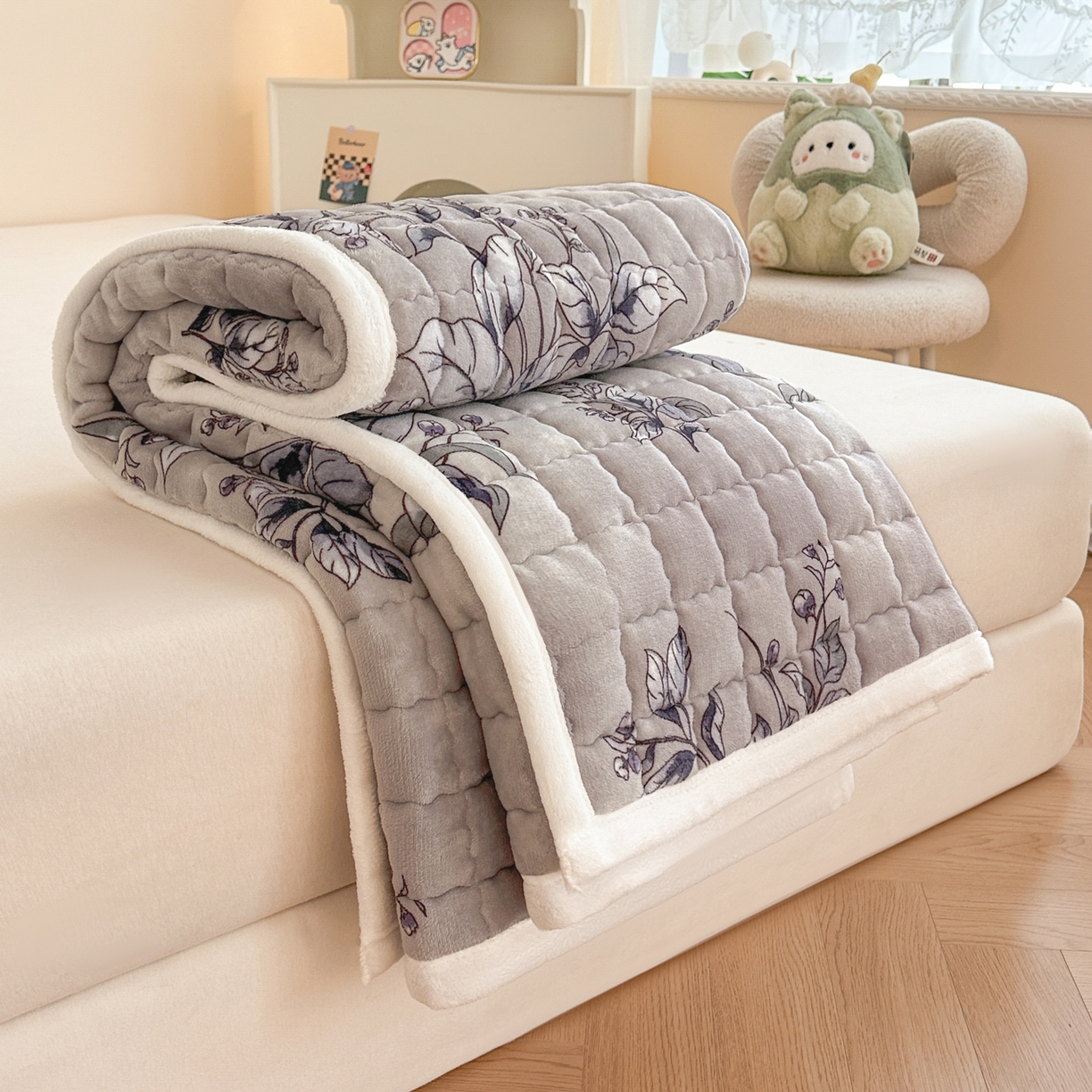 91家纺网 家纺一手货源 找家纺 川悦生活 2025新款A类印花牛奶绒床垫加厚绒保暖床床褥-大床图 床垫浅予花禾