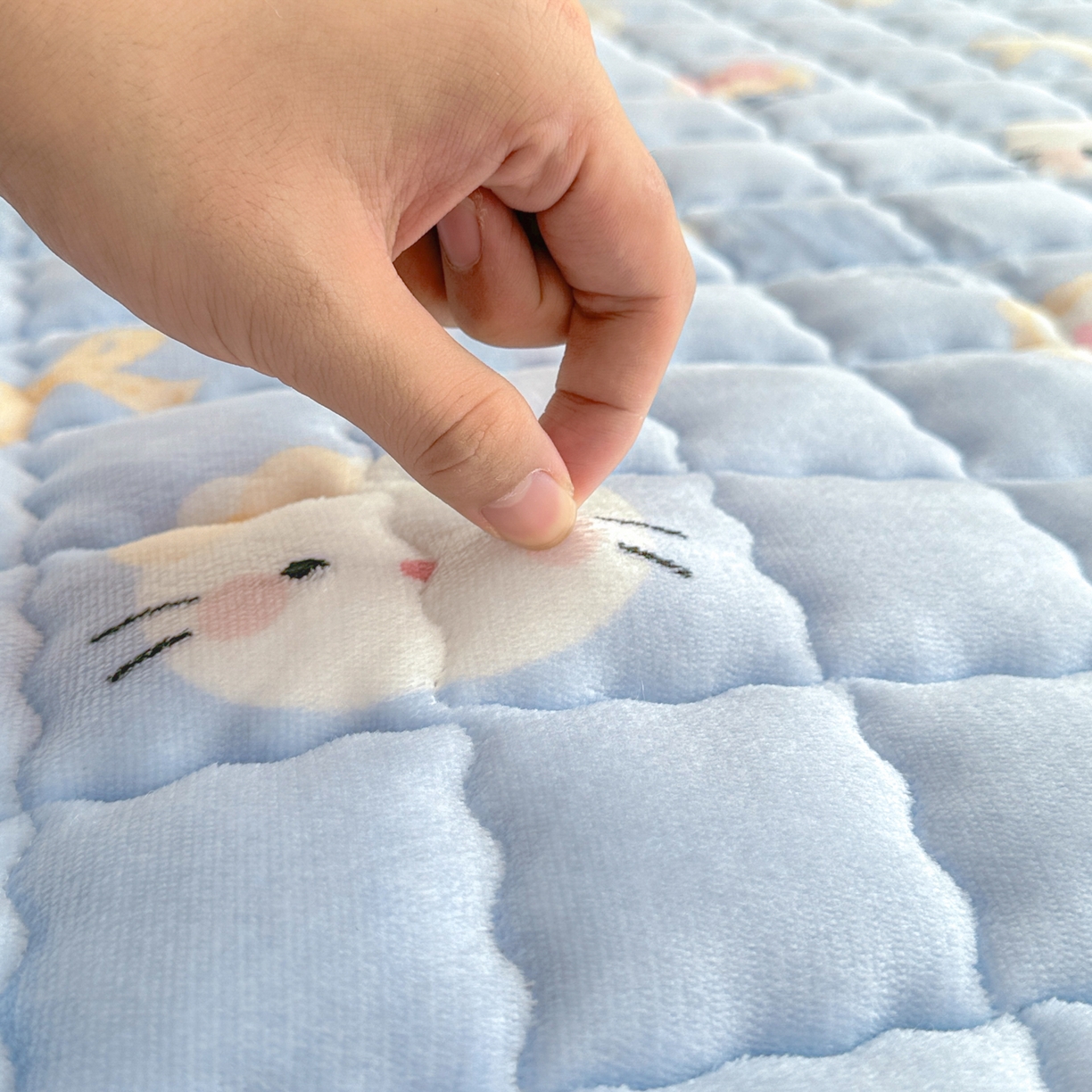 91家纺网 家纺一手货源 找家纺 川悦生活 2025新款A类印花牛奶绒床垫加厚绒保暖床床褥-大床图 床垫晴空小喵