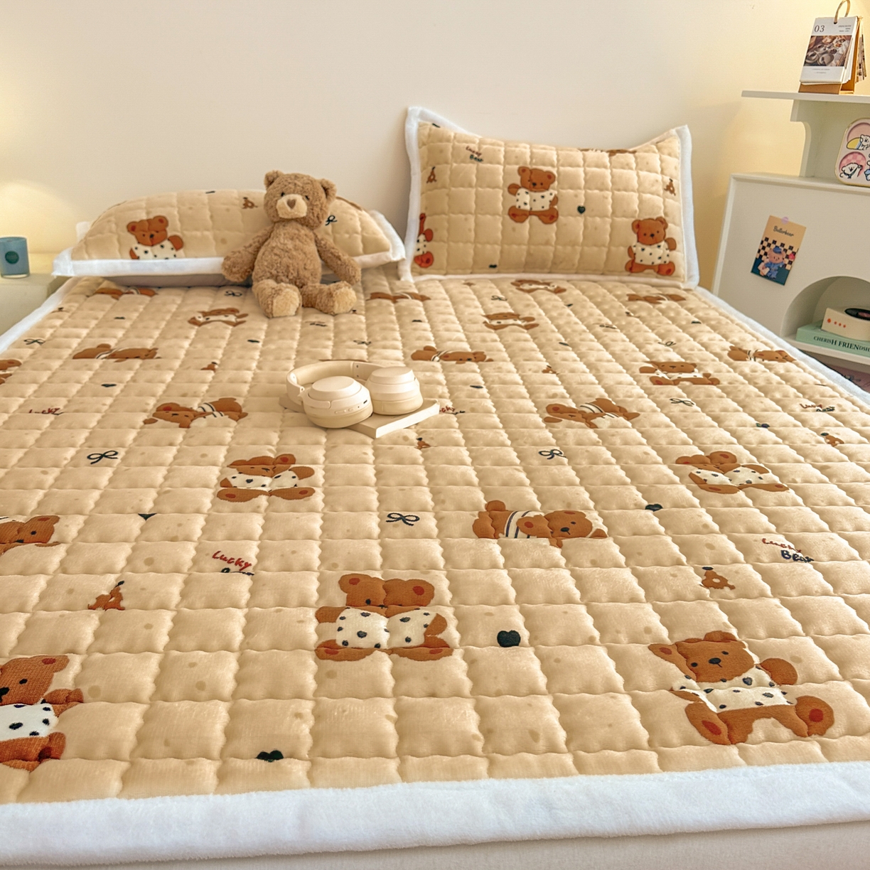 91家纺网 家纺一手货源 找家纺 川悦生活 2025新款A类印花牛奶绒床垫加厚绒保暖床床褥-大床图 床垫酥酥小熊