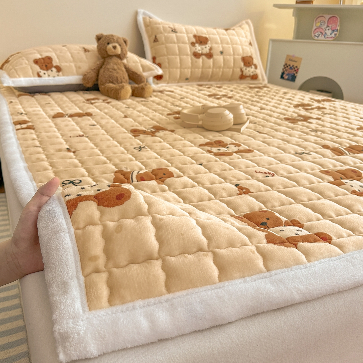 91家纺网 家纺一手货源 找家纺 川悦生活 2025新款A类印花牛奶绒床垫加厚绒保暖床床褥-大床图 床垫酥酥小熊