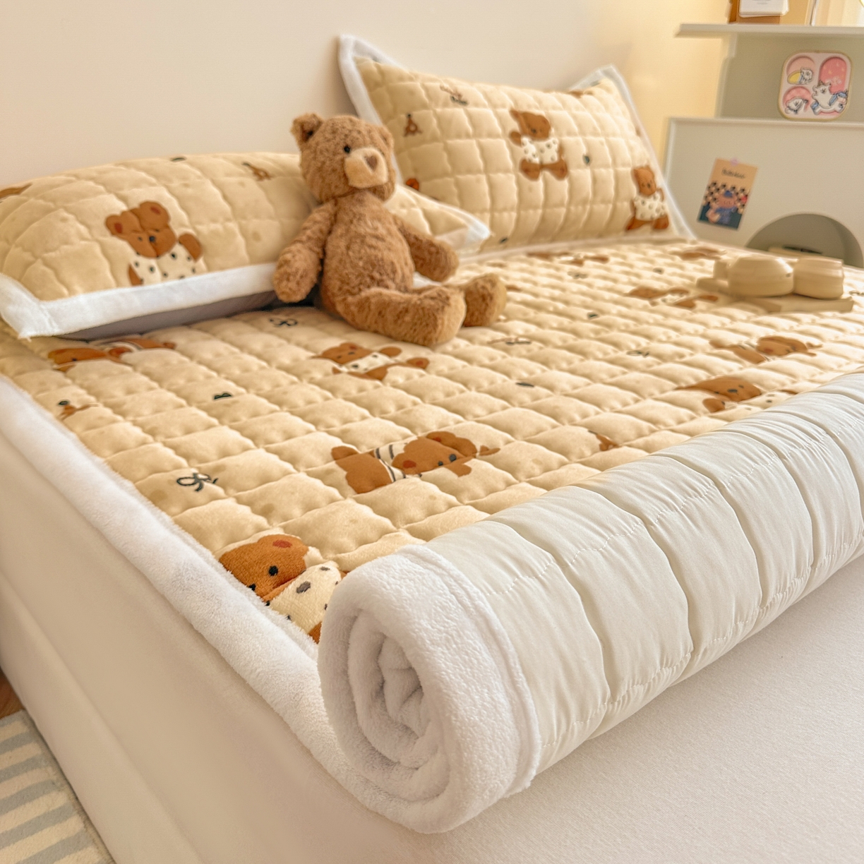 91家纺网 家纺一手货源 找家纺 川悦生活 2025新款A类印花牛奶绒床垫加厚绒保暖床床褥-大床图 床垫酥酥小熊