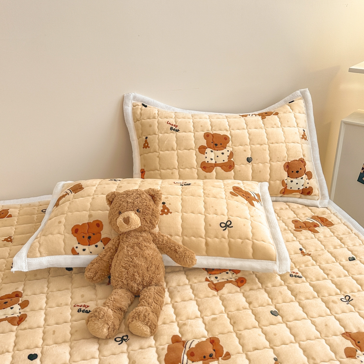 91家纺网 家纺一手货源 找家纺 川悦生活 2025新款A类印花牛奶绒床垫加厚绒保暖床床褥-大床图 床垫酥酥小熊