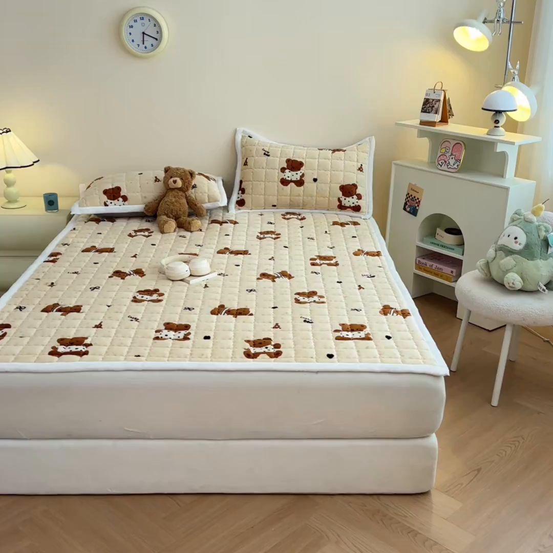 91家纺网 家纺一手货源 找家纺 川悦生活 2025新款A类印花牛奶绒床垫加厚绒保暖床床褥-大床图 床垫酥酥小熊