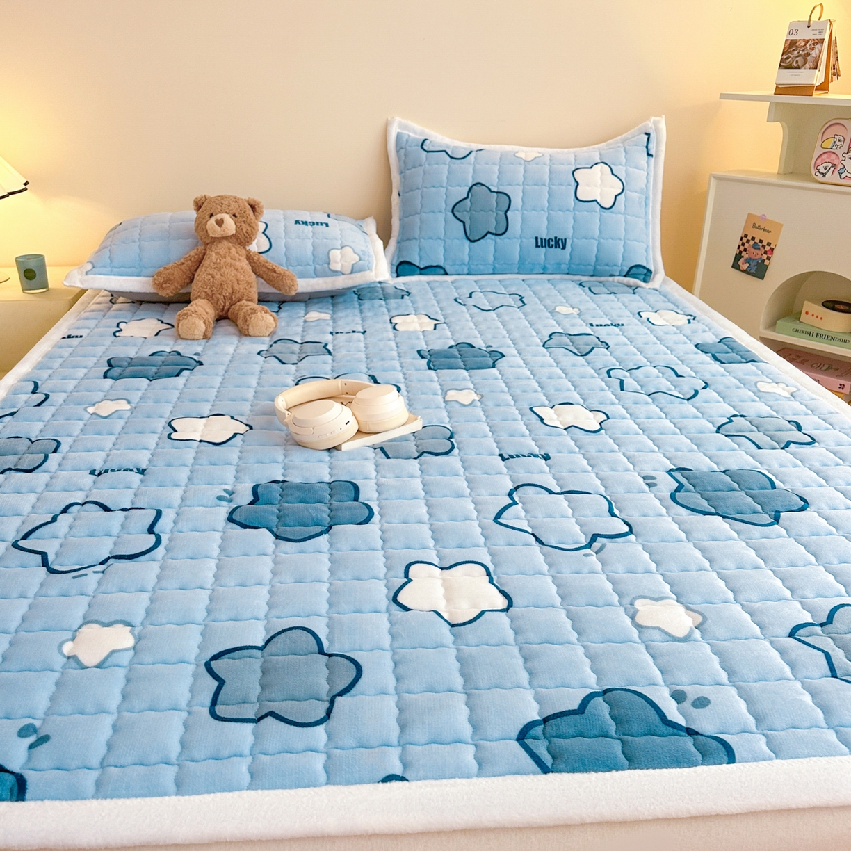 91家纺网 家纺一手货源 找家纺 川悦生活 2025新款A类印花牛奶绒床垫加厚绒保暖床床褥-大床图 床垫天空星系