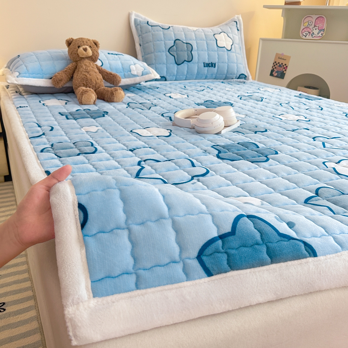 91家纺网 家纺一手货源 找家纺 川悦生活 2025新款A类印花牛奶绒床垫加厚绒保暖床床褥-大床图 床垫天空星系