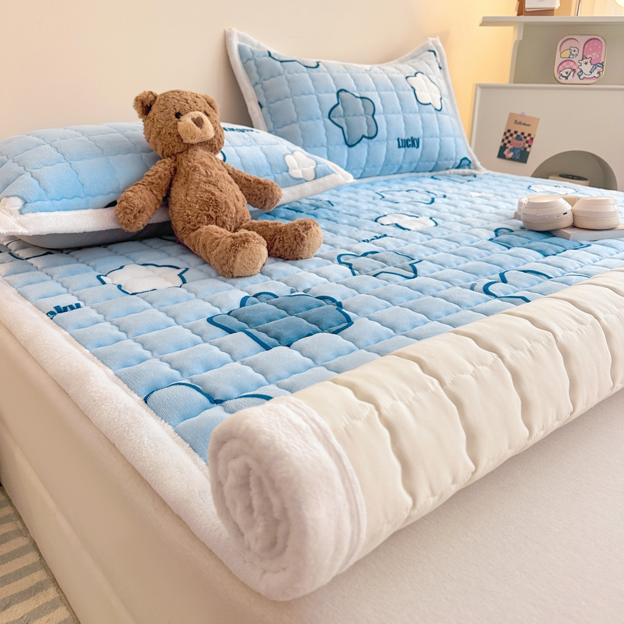 91家纺网 家纺一手货源 找家纺 川悦生活 2025新款A类印花牛奶绒床垫加厚绒保暖床床褥-大床图 床垫天空星系