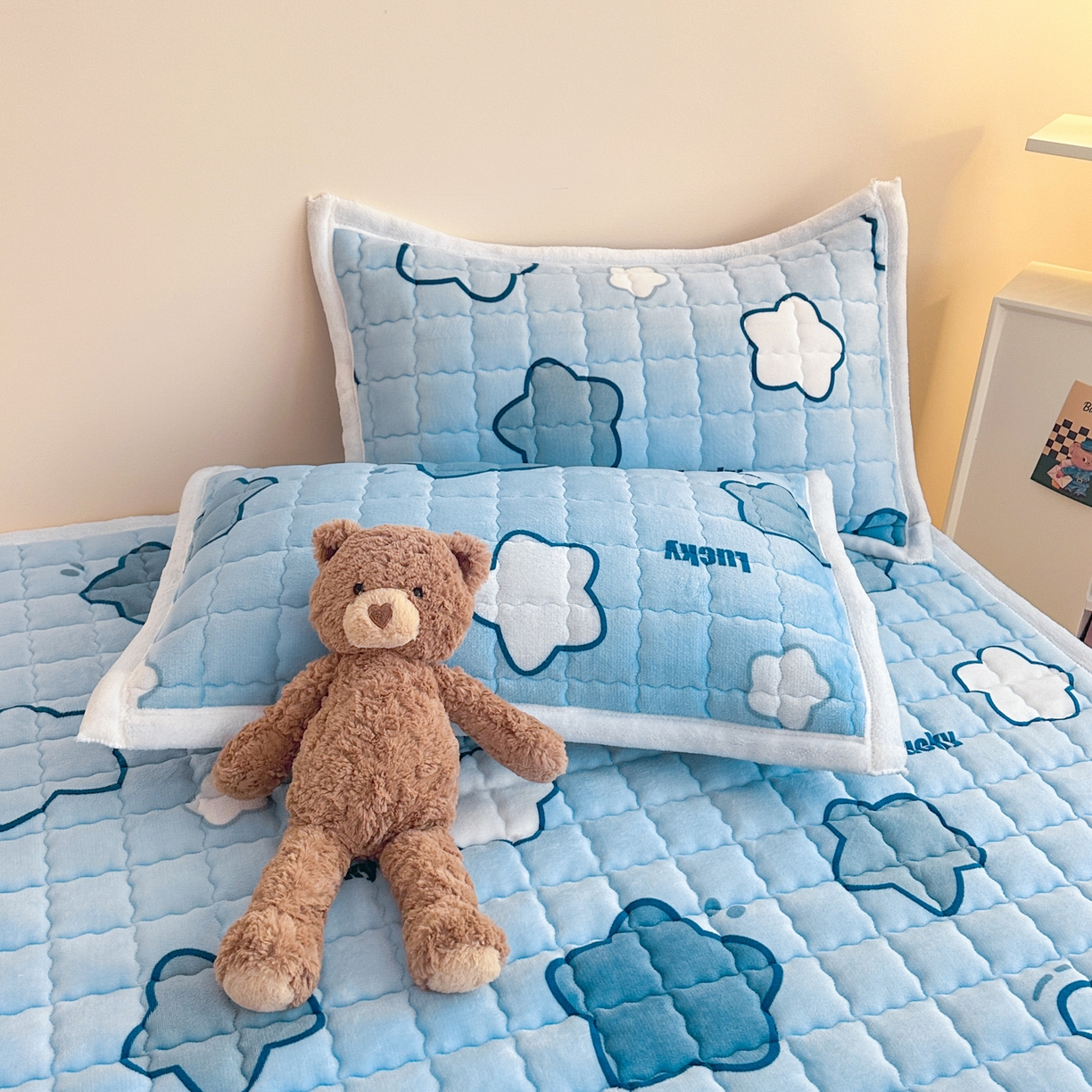 91家纺网 家纺一手货源 找家纺 川悦生活 2025新款A类印花牛奶绒床垫加厚绒保暖床床褥-大床图 床垫天空星系