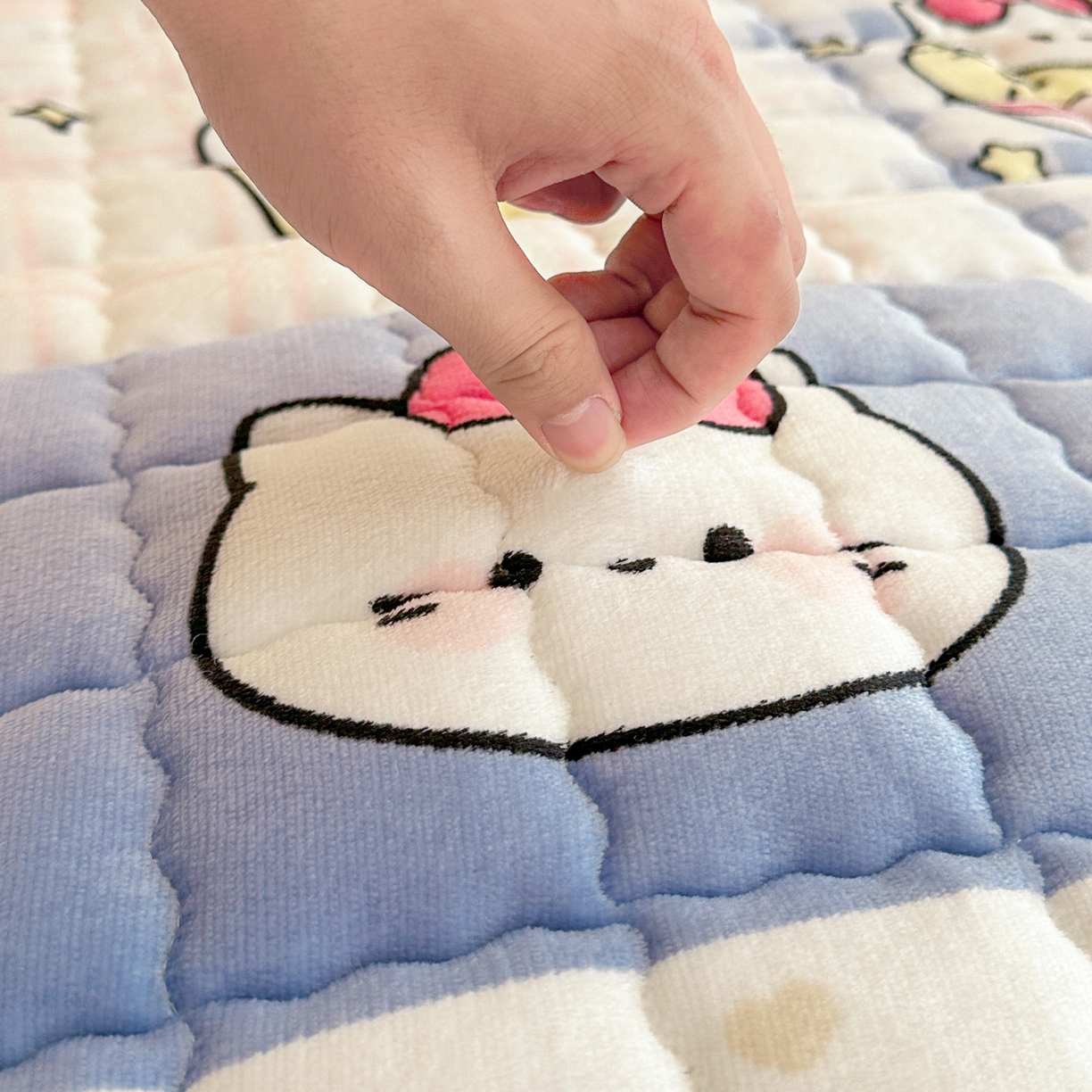 91家纺网 家纺一手货源 找家纺 川悦生活 2025新款A类印花牛奶绒床垫加厚绒保暖床床褥-大床图 床垫甜茶小猫