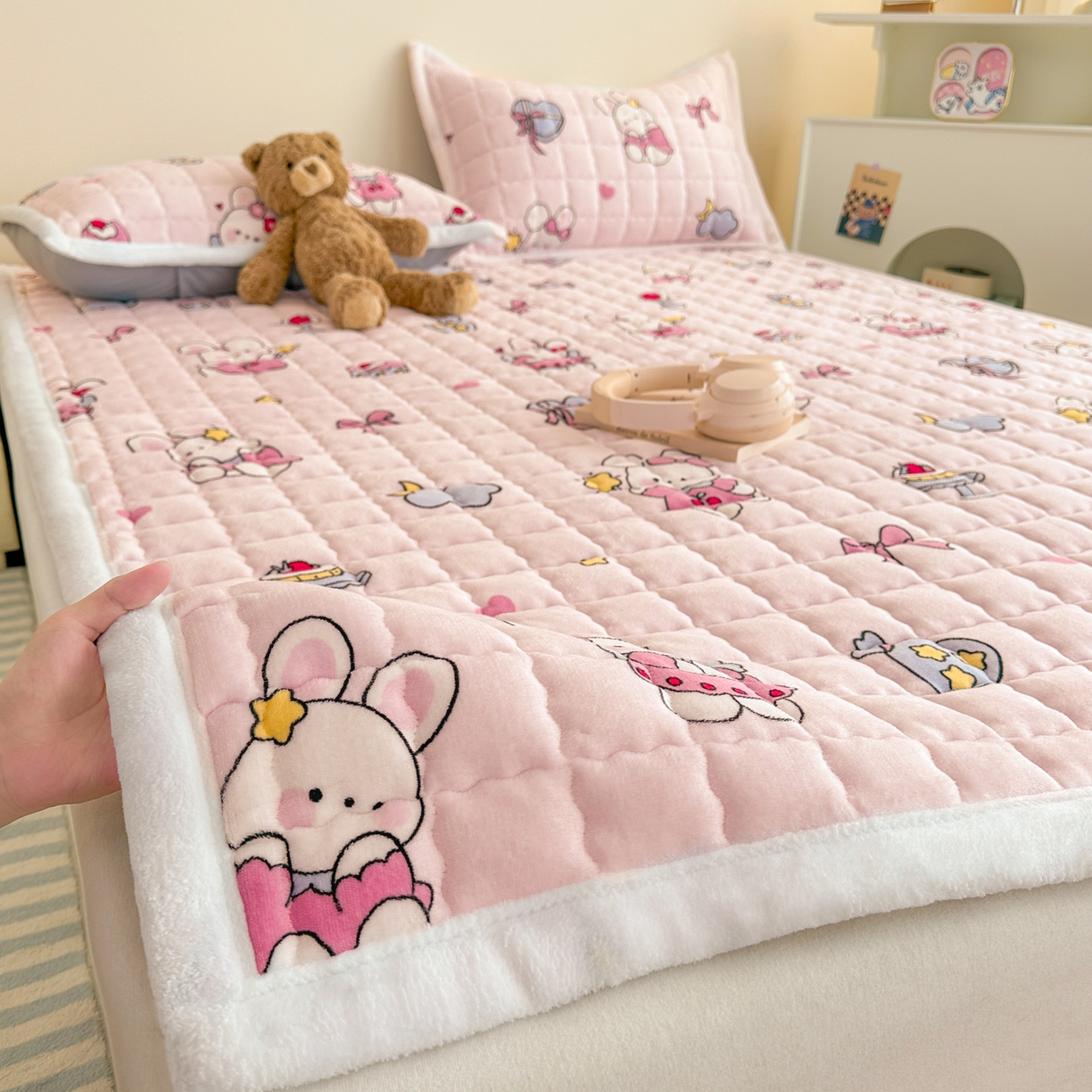 91家纺网 家纺一手货源 找家纺 川悦生活 2025新款A类印花牛奶绒床垫加厚绒保暖床床褥-大床图 床垫甜心兔糕