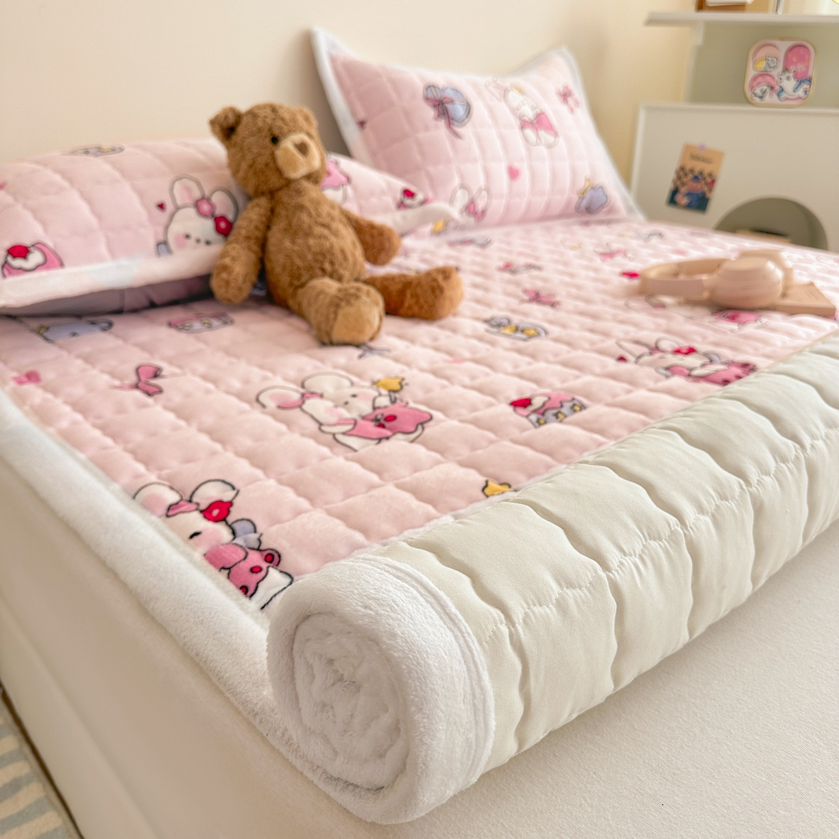 91家纺网 家纺一手货源 找家纺 川悦生活 2025新款A类印花牛奶绒床垫加厚绒保暖床床褥-大床图 床垫甜心兔糕
