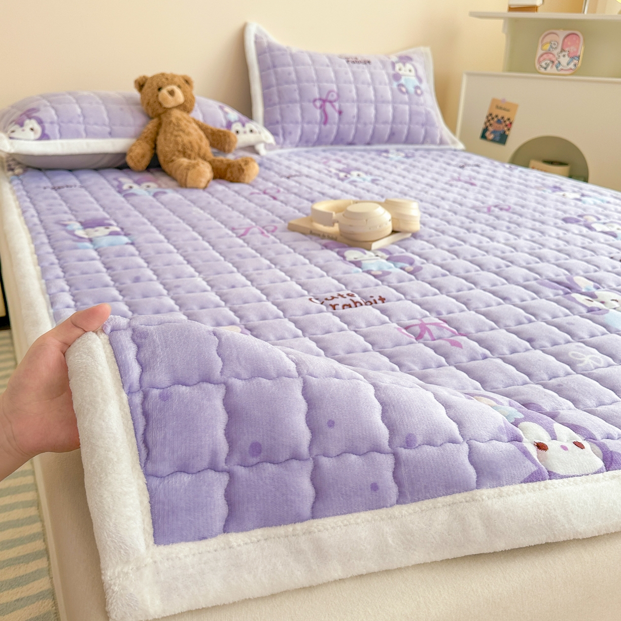 91家纺网 家纺一手货源 找家纺 川悦生活 2025新款A类印花牛奶绒床垫加厚绒保暖床床褥-大床图 床垫香芋奶茶