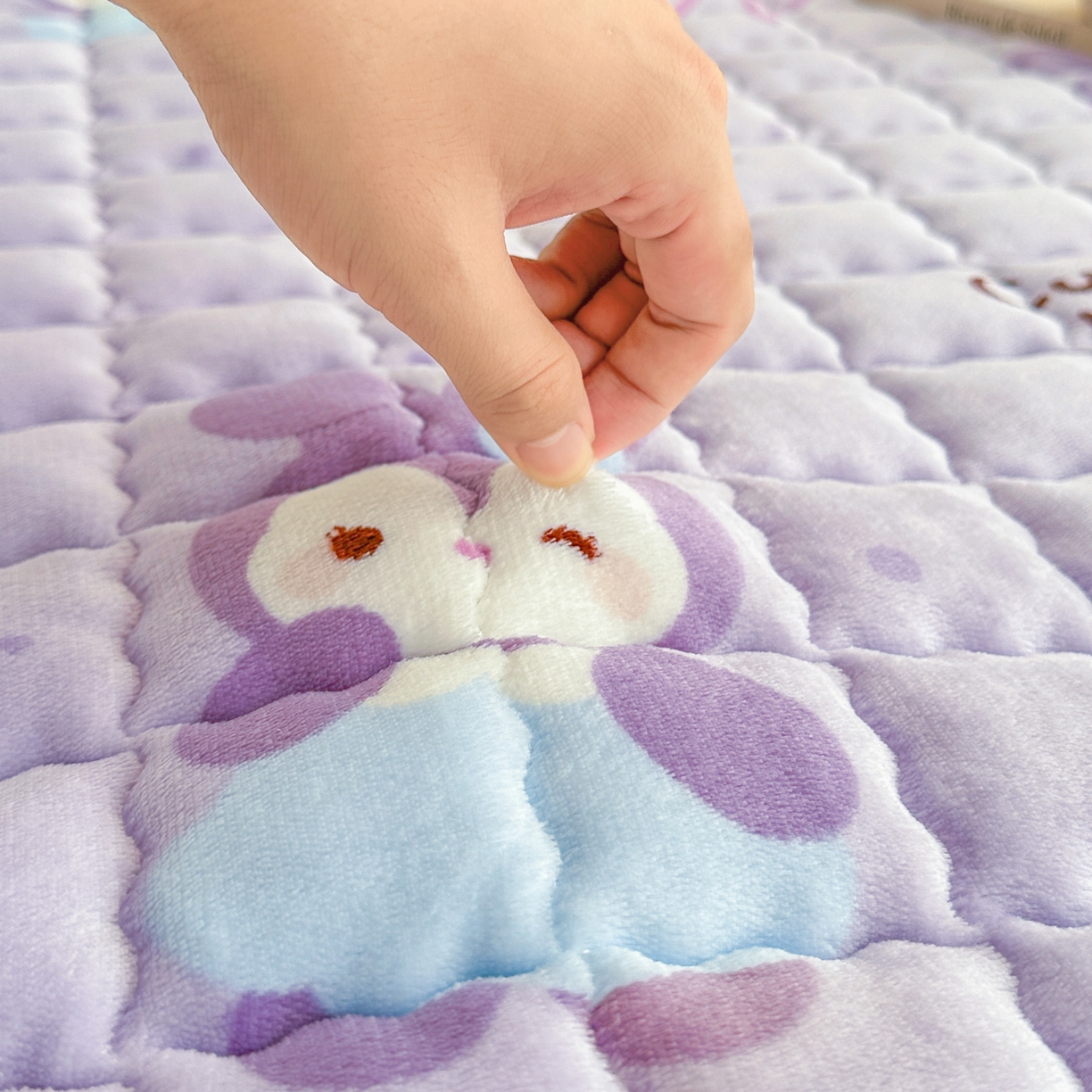 91家纺网 家纺一手货源 找家纺 川悦生活 2025新款A类印花牛奶绒床垫加厚绒保暖床床褥-大床图 床垫香芋奶茶