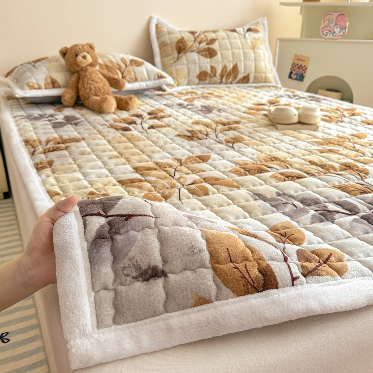 91家纺网 家纺一手货源 找家纺 川悦生活 2025新款A类印花牛奶绒床垫加厚绒保暖床床褥-大床图 床垫叶月初色