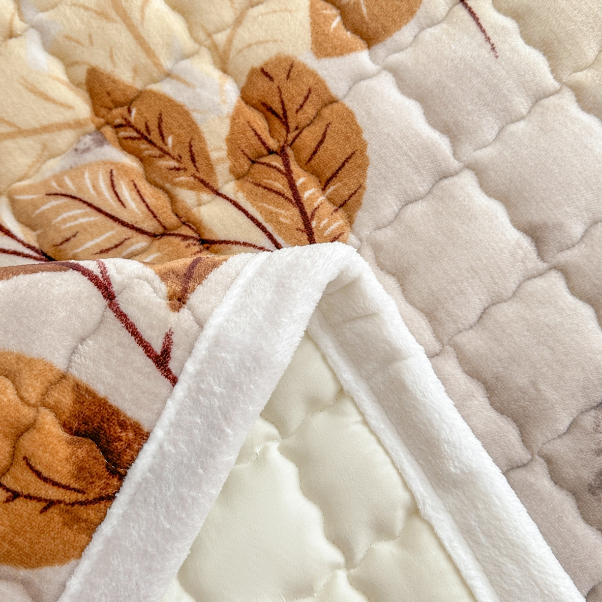 91家纺网 家纺一手货源 找家纺 川悦生活 2025新款A类印花牛奶绒床垫加厚绒保暖床床褥-大床图 床垫叶月初色