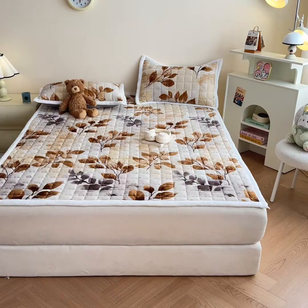 91家纺网 家纺一手货源 找家纺 川悦生活 2025新款A类印花牛奶绒床垫加厚绒保暖床床褥-大床图 床垫叶月初色