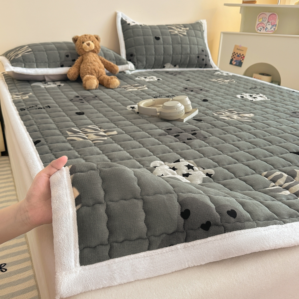 91家纺网 家纺一手货源 找家纺 川悦生活 2025新款A类印花牛奶绒床垫加厚绒保暖床床褥-大床图 床垫夜空好梦