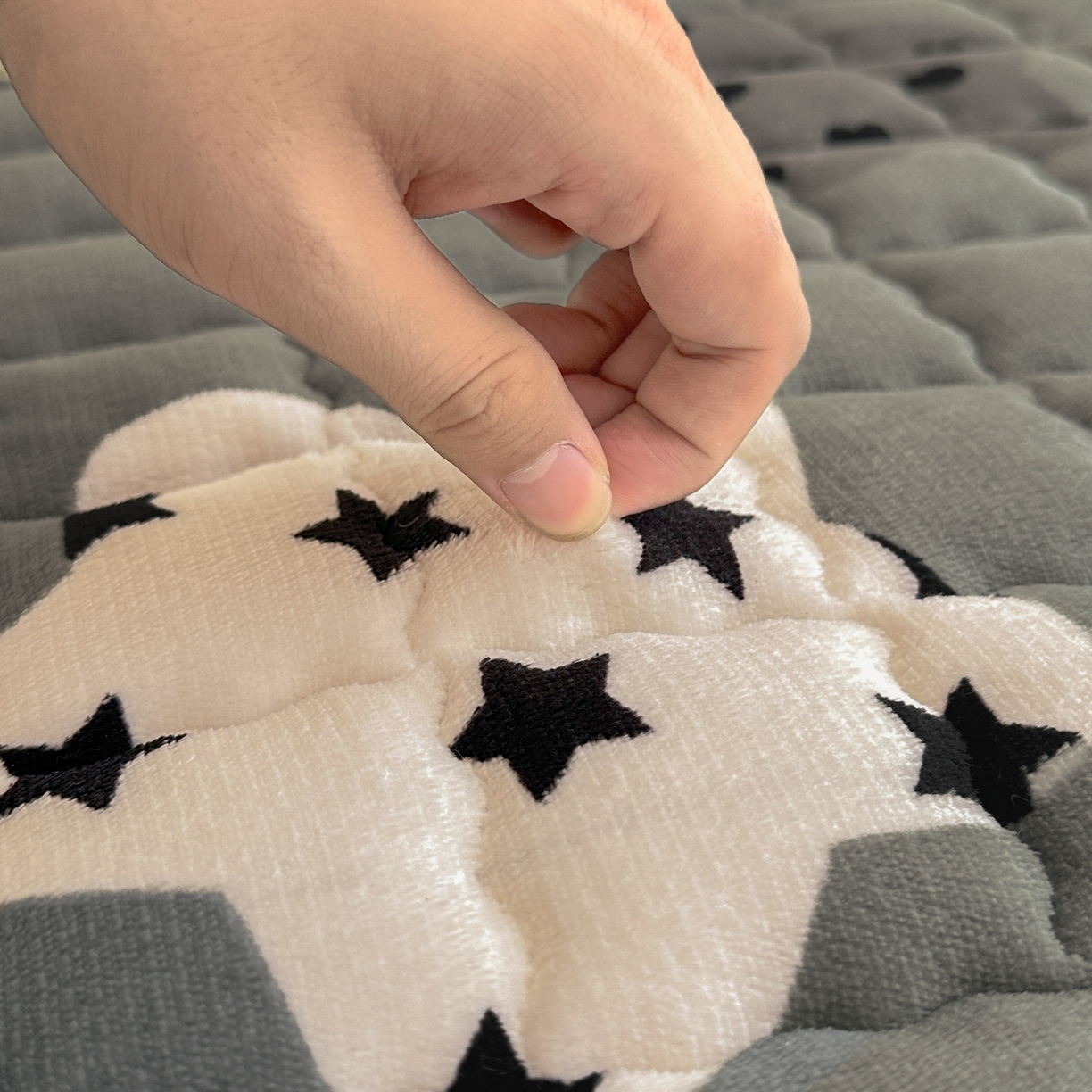 91家纺网 家纺一手货源 找家纺 川悦生活 2025新款A类印花牛奶绒床垫加厚绒保暖床床褥-大床图 床垫夜空好梦