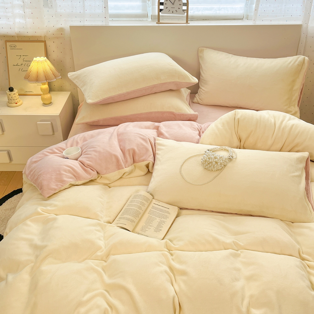 91家纺网 家纺一手货源 找家纺 颜选 2025新款纯色190克牛奶绒四件套 冰淇淋黄粉