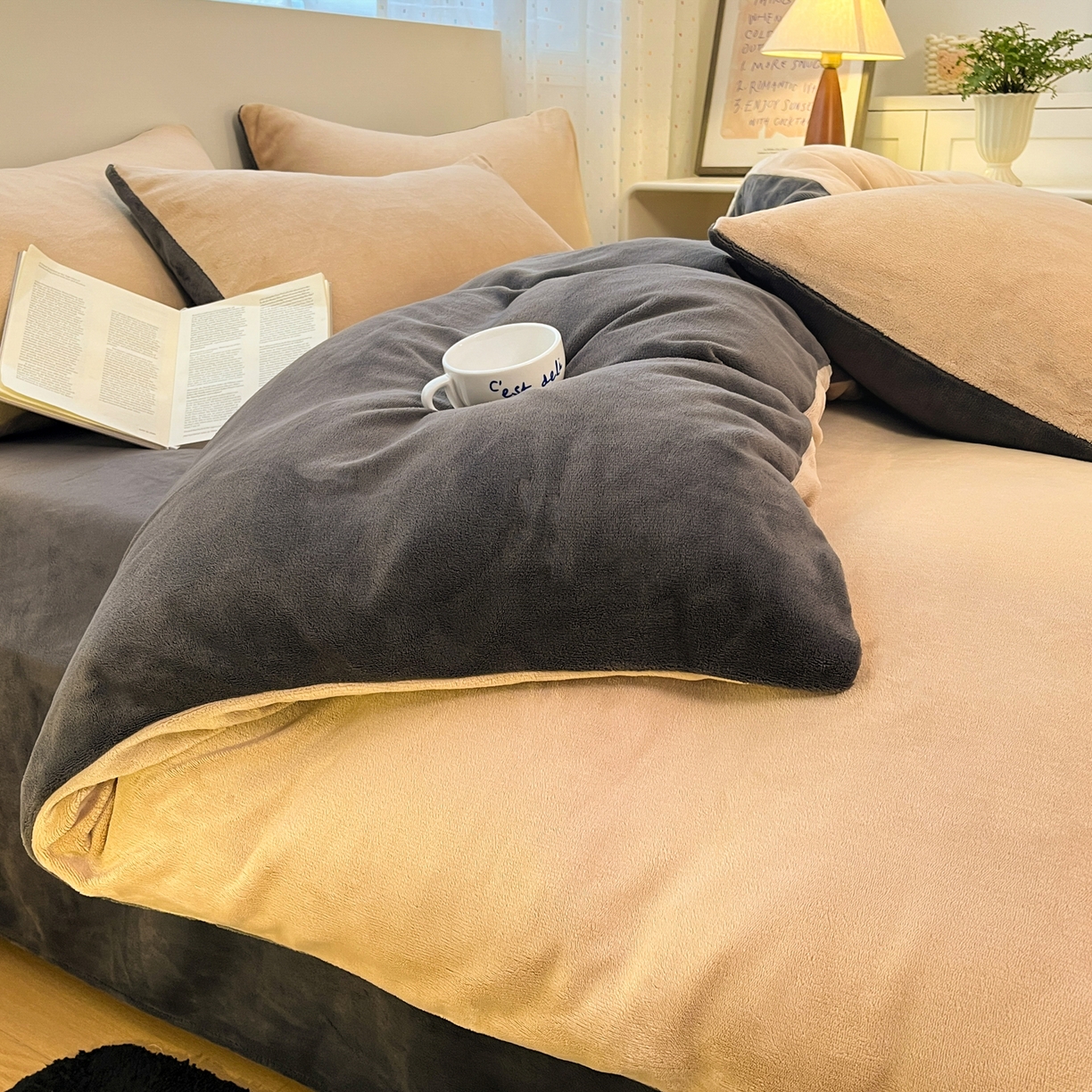 91家纺网 家纺一手货源 找家纺 颜选 2025新款纯色190克牛奶绒四件套 啵啵卡其灰