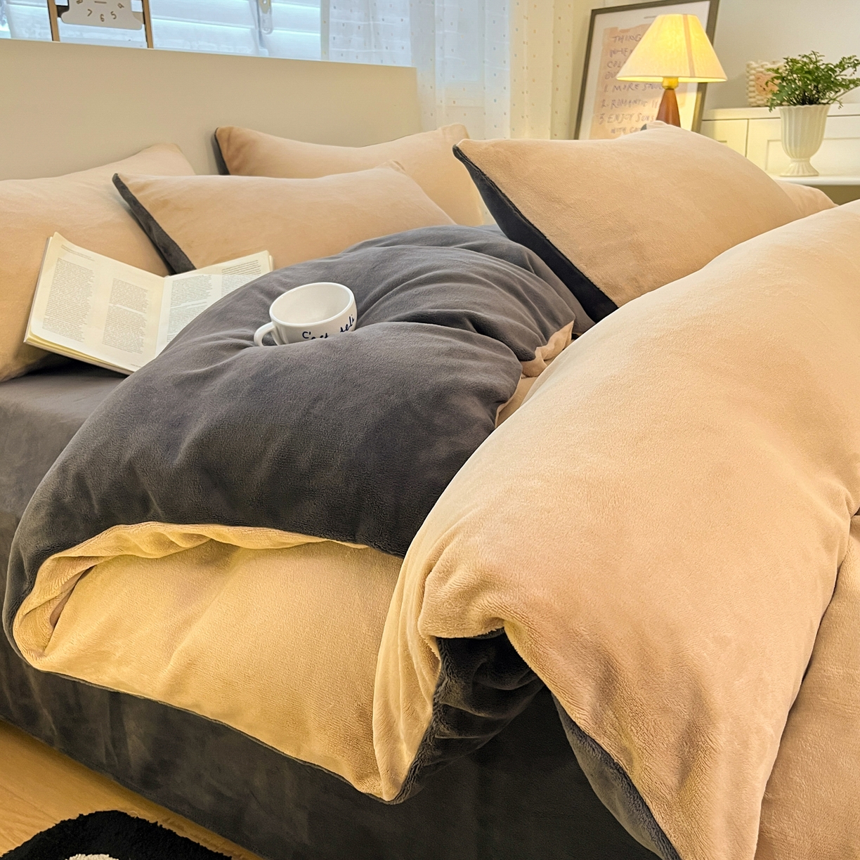 91家纺网 家纺一手货源 找家纺 颜选 2025新款纯色190克牛奶绒四件套 啵啵卡其灰