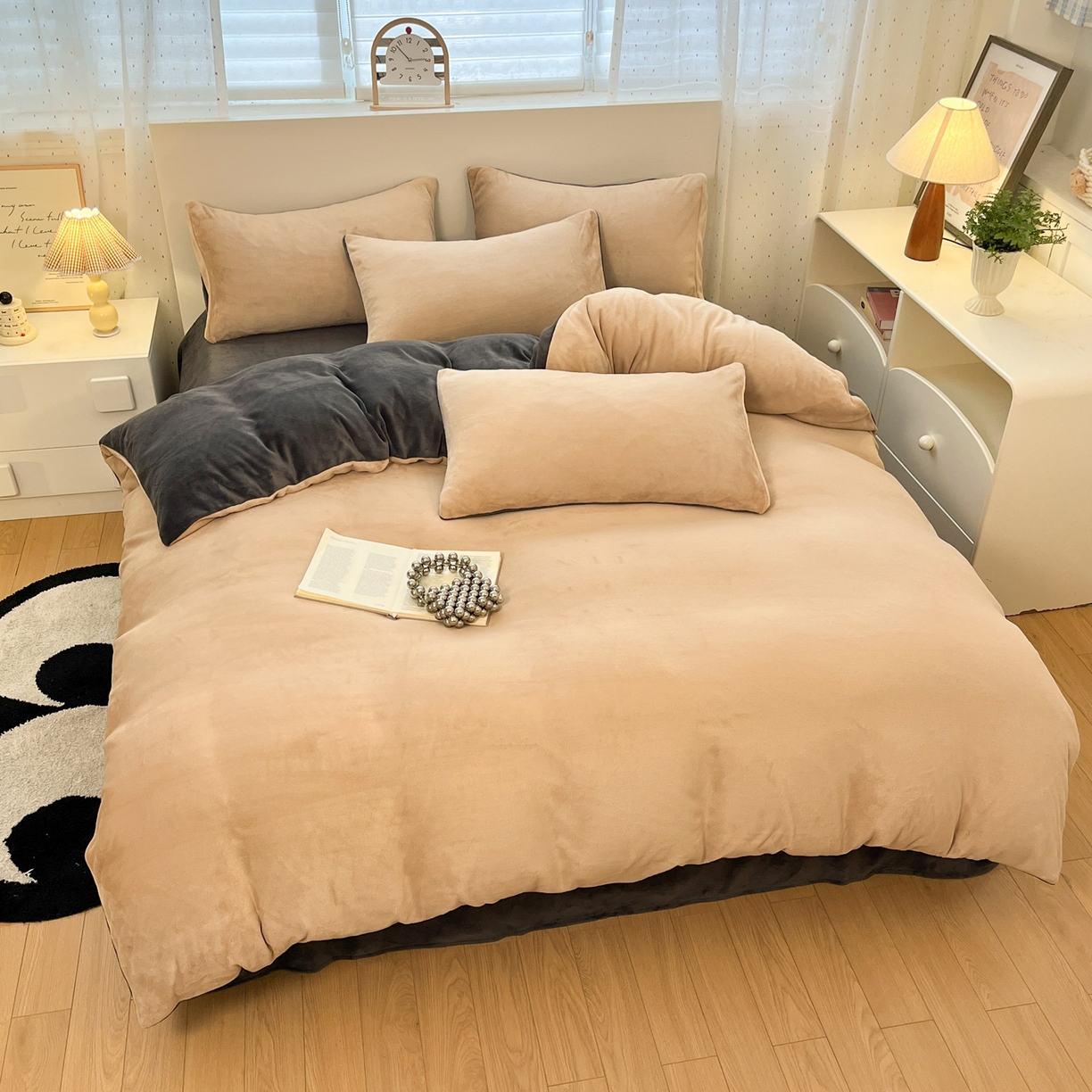 91家纺网 家纺一手货源 找家纺 颜选 2025新款纯色190克牛奶绒四件套 啵啵卡其灰